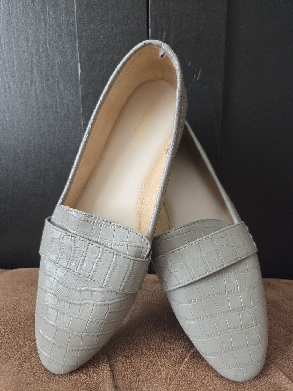 Old Navy Women's  Croc-Embossed Loafers in Light Gray ~ Size 6